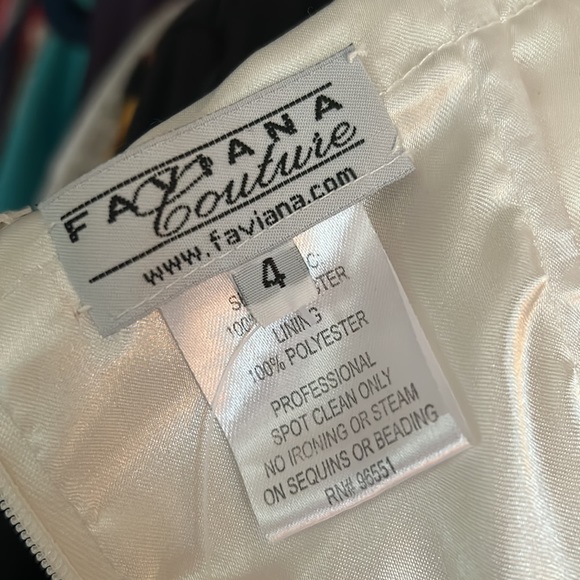 White gown - Picture 4 of 4